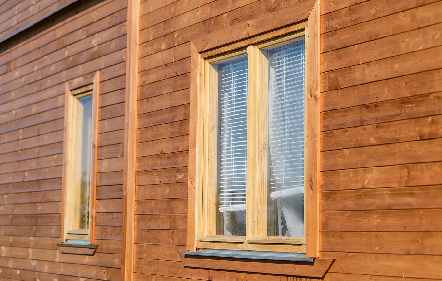 Nahaufnahme einer Holzfassade mit natürlicher silbergrauer Patina.