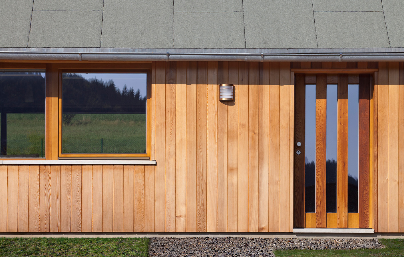 Holzpflege mit Lasur auf einer Holzfassade zum Schutz vor UV-Strahlen.